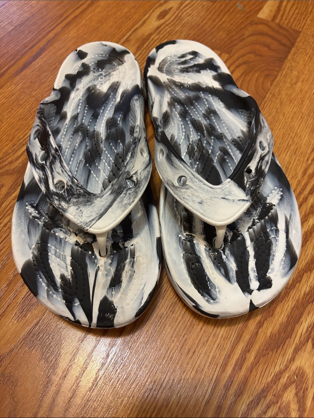 Men’s/Womens Black & White Marbled Flip Flops Crocs M9/W11.